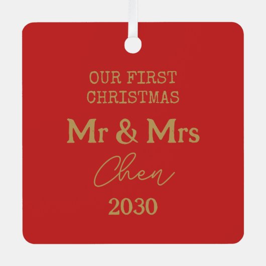 私たちの初めてのクリスマスの赤と赤と金ゴールドの写真 メタルオーナメント (正面)