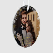 私たちの初めてのクリスマスのMr.And Mrs.Gildedカップルの写真 オーナメント (正面)