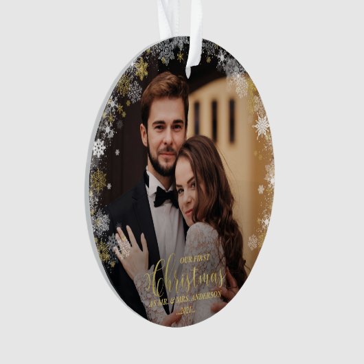 私たちの初めてのクリスマスのMr.And Mrs.Gildedカップルの写真 オーナメント (正面)