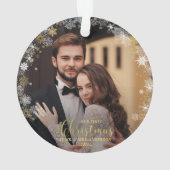 私たちの初めてのクリスマスのMr.And Mrs.Gildedカップルの写真 オーナメント (裏面)