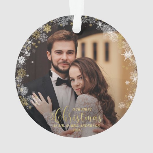 私たちの初めてのクリスマスのMr.And Mrs.Gildedカップルの写真 オーナメント (裏面)