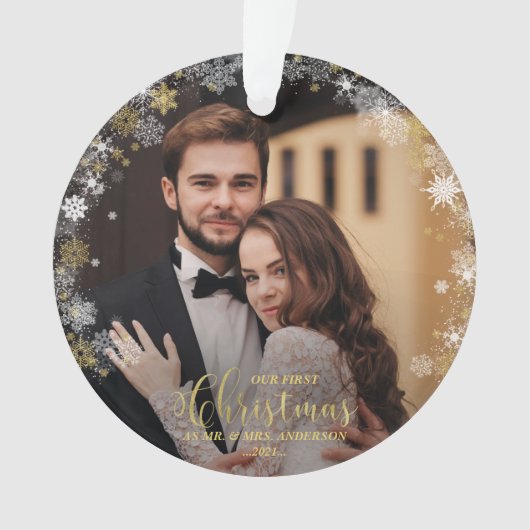 私たちの初めてのクリスマスのMr.And Mrs.Gildedカップルの写真 オーナメント (正面)