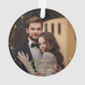 私たちの初めてのクリスマスのMr.And Mrs.Gildedカップルの写真 オーナメント (裏面)