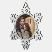 私たちの初めてのクリスマスのMr.And Mrs.Gildedカップルの写真 スノーフレークピューターオーナメント (右)