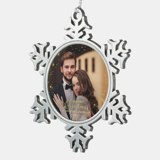 私たちの初めてのクリスマスのMr.And Mrs.Gildedカップルの写真 スノーフレークピューターオーナメント (右)