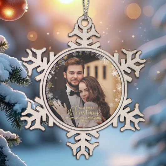 私たちの初めてのクリスマスのMr.And Mrs.Gildedカップルの写真 スノーフレークピューターオーナメント