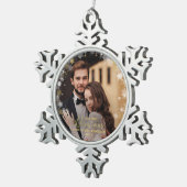 私たちの初めてのクリスマスのMr.And Mrs.Gildedカップルの写真 スノーフレークピューターオーナメント (右)