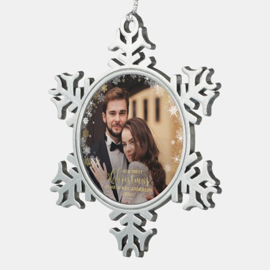 私たちの初めてのクリスマスのMr.And Mrs.Gildedカップルの写真 スノーフレークピューターオーナメント (右)