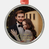 私たちの初めてのクリスマスのMr.And Mrs.Gildedカップルの写真 メタルオーナメント (正面)