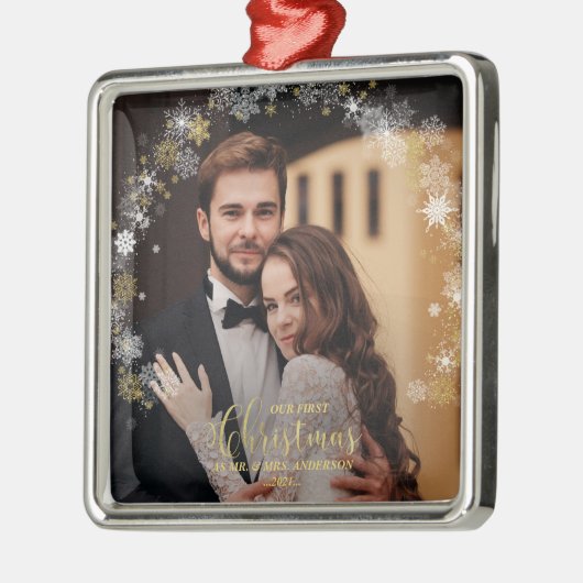 私たちの初めてのクリスマスのMr.And Mrs.Gildedカップルの写真 メタルオーナメント (左)