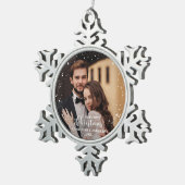 私たちの初めてのクリスマスのMr.And Mrs. Scriptカップルの写真 スノーフレークピューターオーナメント (右)