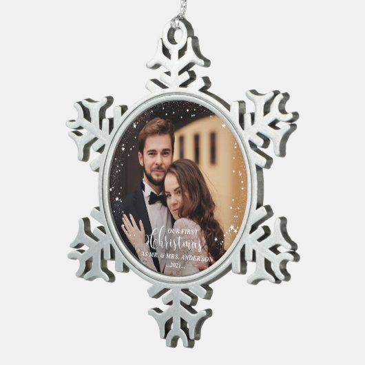 私たちの初めてのクリスマスのMr.And Mrs. Scriptカップルの写真 スノーフレークピューターオーナメント (右)