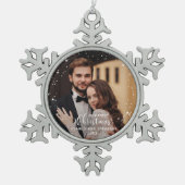 私たちの初めてのクリスマスのMr.And Mrs. Scriptカップルの写真 スノーフレークピューターオーナメント (正面)