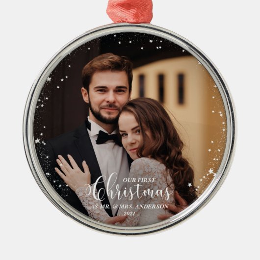 私たちの初めてのクリスマスのMr.And Mrs. Scriptカップルの写真 メタルオーナメント (正面)