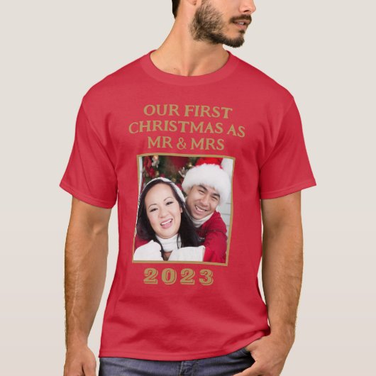 私たちの初めてのクリスマスのMr & Mrs Redと金ゴールドの写真 Tシャツ (正面)