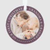 私たちの初めてのクリスマスはおばあちゃんとおじいちゃんシンプルの オーナメント (裏面)