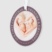 私たちの初めてのクリスマスはおばあちゃんとおじいちゃんシンプルの オーナメント (正面)