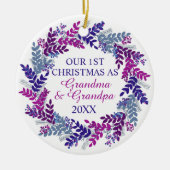 私たちの初めてのクリスマスはおばあちゃんとおじいちゃんパープル セラミックオーナメント (正面)