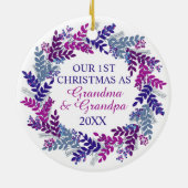 私たちの初めてのクリスマスはおばあちゃんとおじいちゃんパープル セラミックオーナメント (裏面)