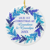 私たちの初めてのクリスマスはおばあちゃんとおじいちゃんブルー セラミックオーナメント (裏面)