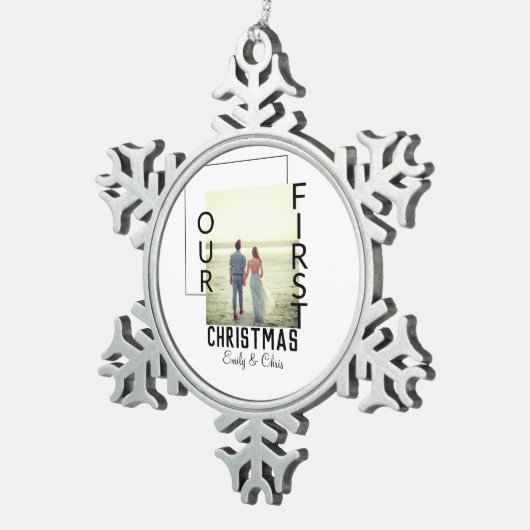 私たちの初めてのクリスマスはカップル名の写真を追加ミニマル スノーフレークピューターオーナメント (右)