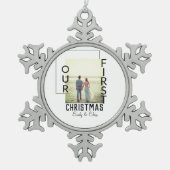 私たちの初めてのクリスマスはカップル名の写真を追加ミニマル スノーフレークピューターオーナメント (正面)