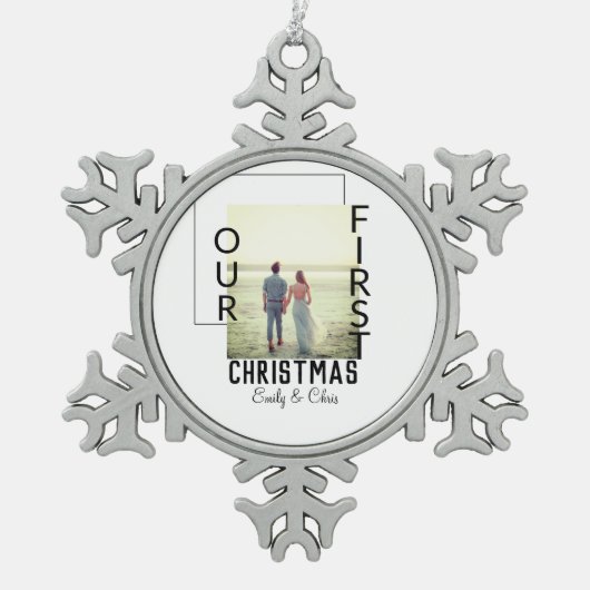 私たちの初めてのクリスマスはカップル名の写真を追加ミニマル スノーフレークピューターオーナメント (正面)