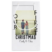 私たちの初めてのクリスマスはカップル名の写真を追加ミニマル スモールペーパーバッグ (裏面)