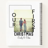 私たちの初めてのクリスマスはカップル名の写真を追加ミニマル ノートブック (裏面)