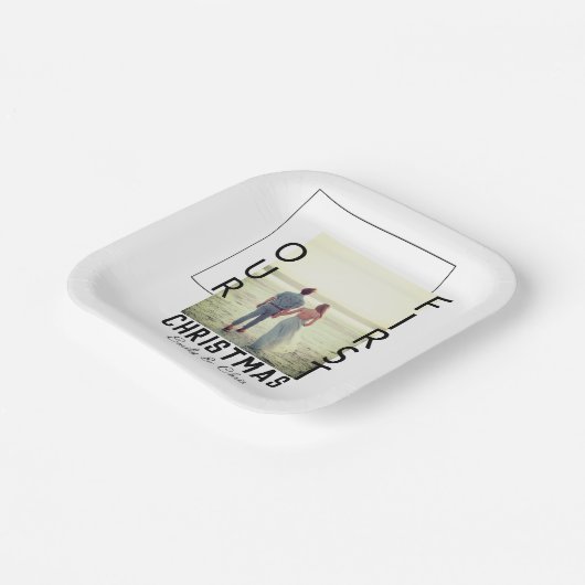 私たちの初めてのクリスマスはカップル名の写真を追加ミニマル ペーパープレート (傾斜あり)