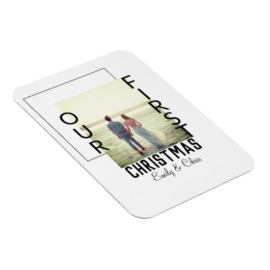 私たちの初めてのクリスマスはカップル名の写真を追加ミニマル マグネット (右側)