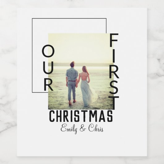 私たちの初めてのクリスマスはカップル名の写真を追加ミニマル ワインラベル (シングルラベル)