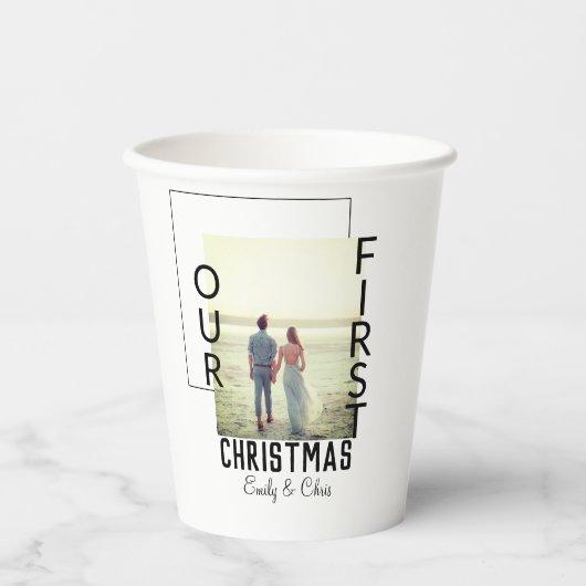 私たちの初めてのクリスマスはカップル名の写真を追加ミニマル 紙コップ (正面)