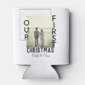 私たちの初めてのクリスマスはカップル名の写真を追加ミニマル 缶クーラー (裏面)