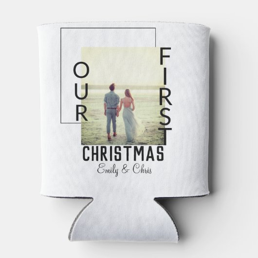 私たちの初めてのクリスマスはカップル名の写真を追加ミニマル 缶クーラー (裏面)