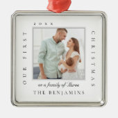 私たちの初めてのクリスマスはクリスマス写真の家族として メタルオーナメント (正面)