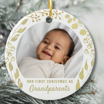 私たちの初めてのクリスマスはグランドパー写真金ゴールドの葉 セラミックオーナメント<br><div class="desc">白いエレガント背景に水飾色の金ゴールドの葉が付いた祖父母のクリスマスオーナメント。この文字はカスタマイズ可能。写真を自分の写真に置き換えて下さい。新しい祖父母魅力的に記念の贈り物をする。オリジナル水彩©ミケーレ・デイヴィス。</div>