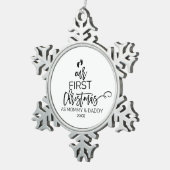 私たちの初めてのクリスマスはママとパパの休日として スノーフレークピューターオーナメント (右)