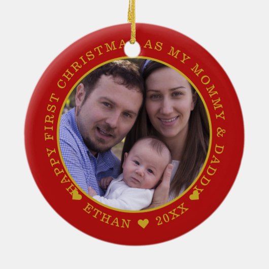 私たちの初めてのクリスマスはママとパパの写真の赤 セラミックオーナメント (裏面)