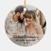 私たちの初めてのクリスマスはミスターとミセス結婚の写真だ セラミックオーナメント (裏面)