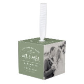 私たちの初めてのクリスマスはミスター・アンド・ミセス結婚の写真として キューブオーナメント (正面アングル)