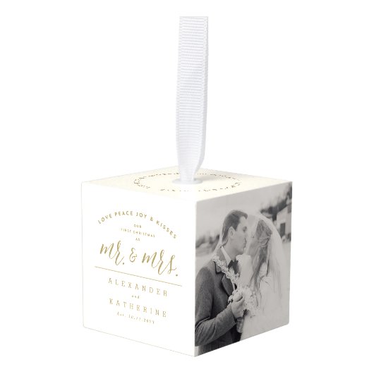 私たちの初めてのクリスマスはミスター・アンド・ミセス結婚の写真として キューブオーナメント (正面アングル)