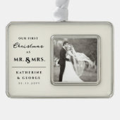 私たちの初めてのクリスマスはミスター・アンド・ミセス結婚の写真として シルバープレートフレームオーナメント (正面)