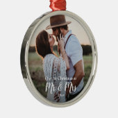 私たちの初めてのクリスマスはミスター・アンド・ミセス |カップルの写真 メタルオーナメント (右)