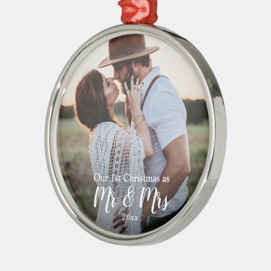 私たちの初めてのクリスマスはミスター・アンド・ミセス |カップルの写真 メタルオーナメント (左)
