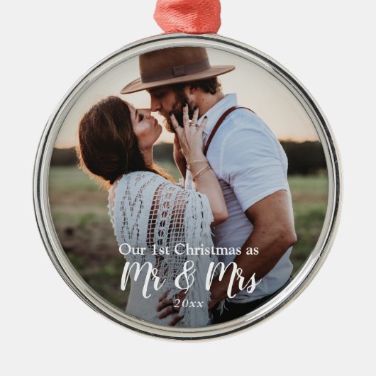 私たちの初めてのクリスマスはミスター・アンド・ミセス |カップルの写真 メタルオーナメント (正面)