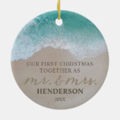 私たちの初めてのクリスマスはミスター・アンド・ミセス・ビーチ セラミックオーナメント (裏面)