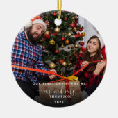 私たちの初めてのクリスマスはミスター・アンド・ミセス・フォト・セラミック セラミックオーナメント (正面)