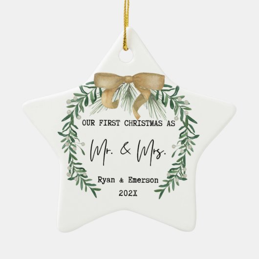 私たちの初めてのクリスマスはミスター・アンド・ミセス・ホリデー・リース セラミックオーナメント (正面)