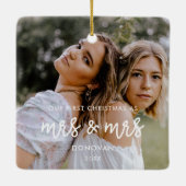 私たちの初めてのクリスマスはミセスとミセス結婚の写真として セラミックオーナメント (裏面)